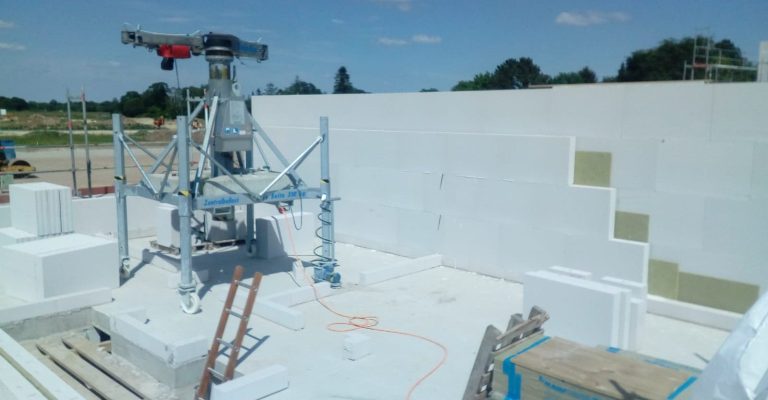 Logo von Sato Galabau mit den Worten „Gartenpflege, Pflasterarbeiten und mehr“.